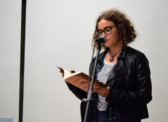 Selene Salavessa, aluna com muita sensibilidade para a poesia, lê "Comentários anónimos".